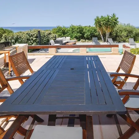 Дом отдыха Amazing In W/ Outdoor Swimming Pool, Wifi And 3 Bedrooms